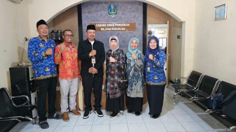 Tim UMMalang bersama mitra kegiatan Program Pendampingan Pemulihan Pembelajaran