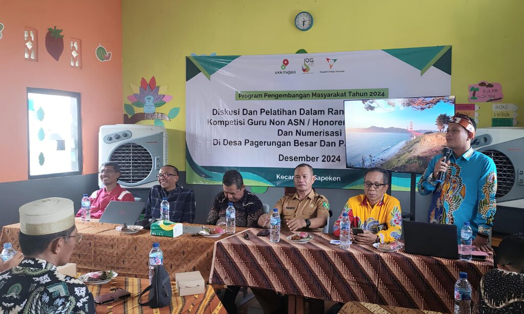 Ketua Dewan Pendidikan Sumenep, Mulyadi, saat memaparkan materi kompetensi guru