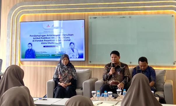 Ketua tim pengabdian Dwi Setyawan (tengah) memberikan sambutan dalam pengabdian di PPI AMF