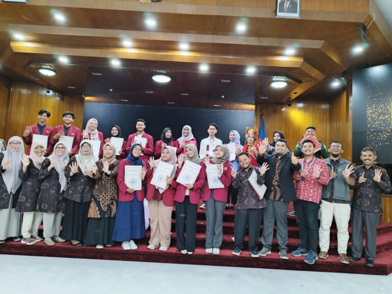 Kaprodi PBIO UMM Prof Dr Eko Susetyarini berfoto bersama mahasiswa berprestasi dan para dosen