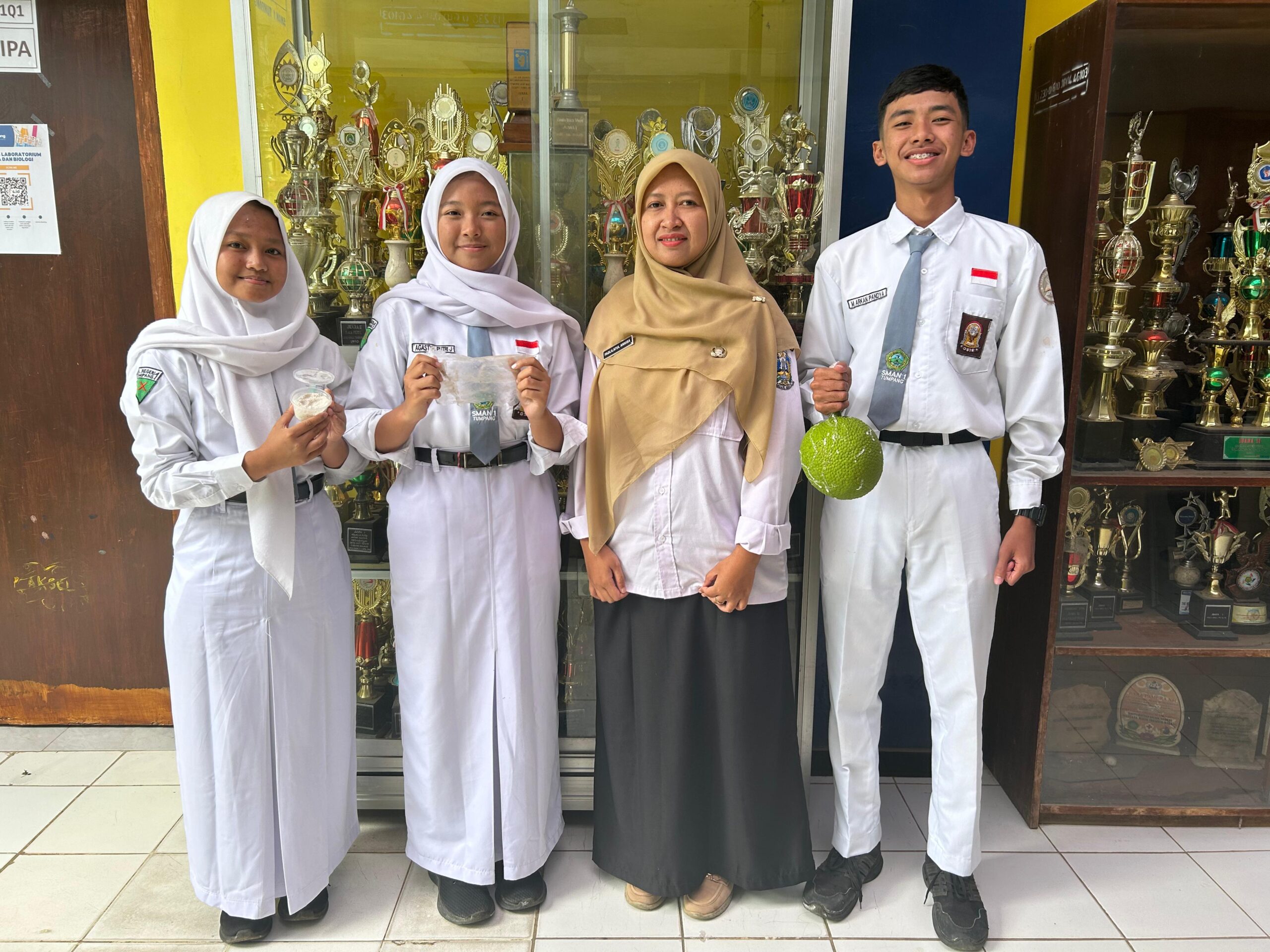 Tim KIR SMANETA Malang memamerkan hasil riset mereka