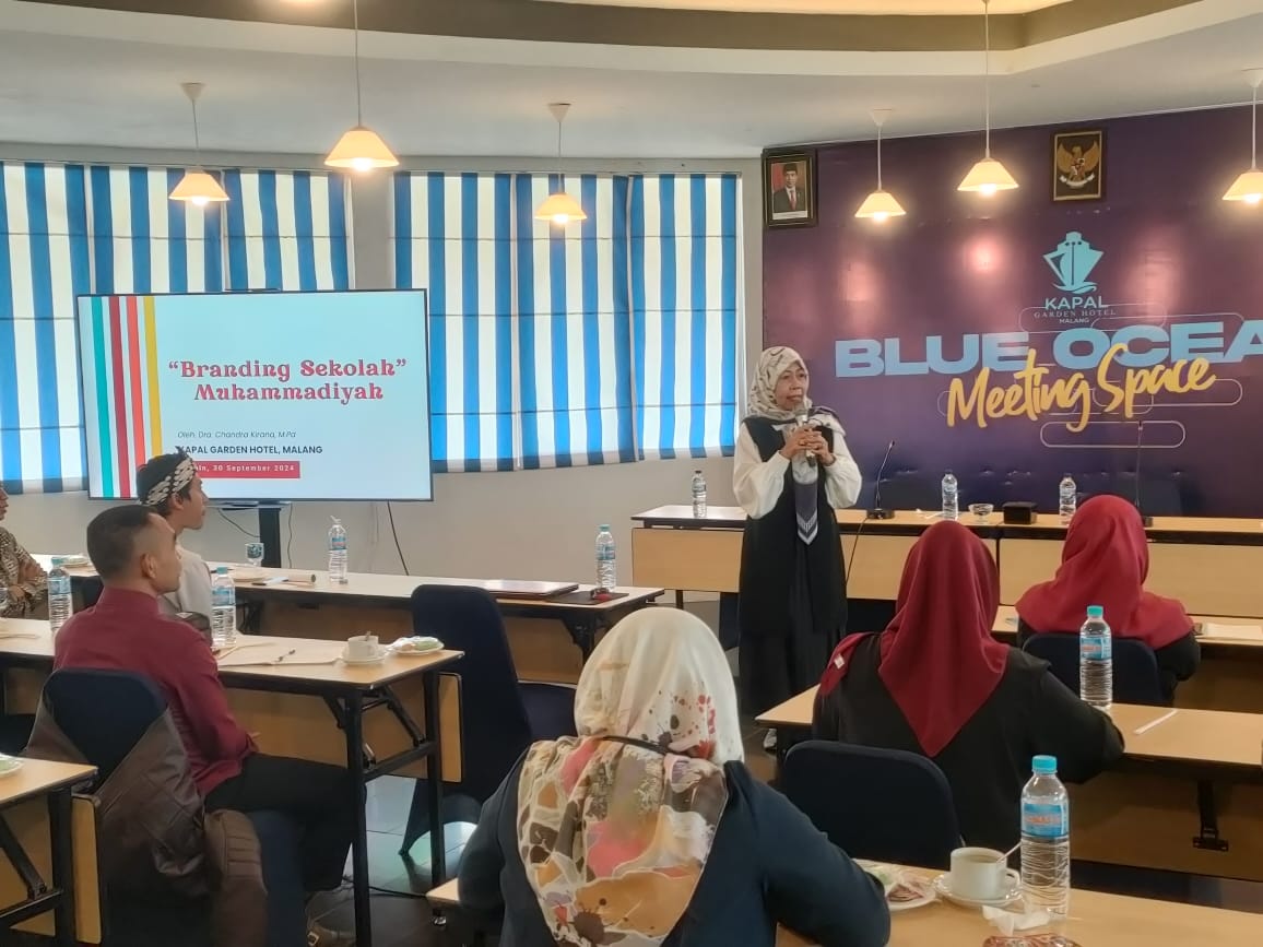 Chandra Kirana, M.Pd., guru MAN 2 Pamekasan saat sharing pengalaman