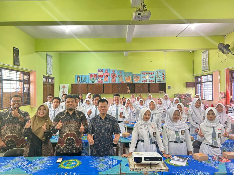 Tim pengabdian dan pemateri berfoto bersama siswa di sela-sela kegiatan