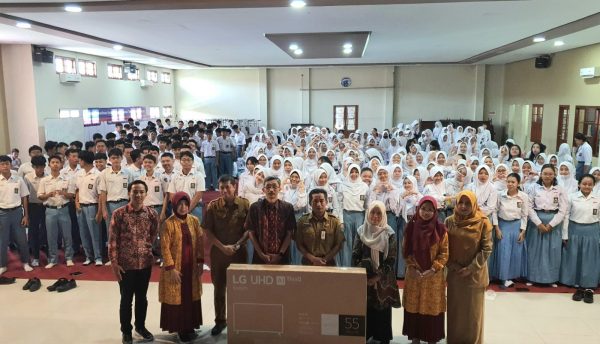 Prof Eko bersama guru dan ratusan Siswa di Tulungagung