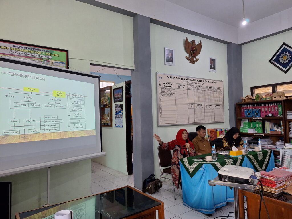 3 Orang Dosen PBIO Universitas Muhammadiyah Malang, melangsungkan bimbingan penggunaan AI