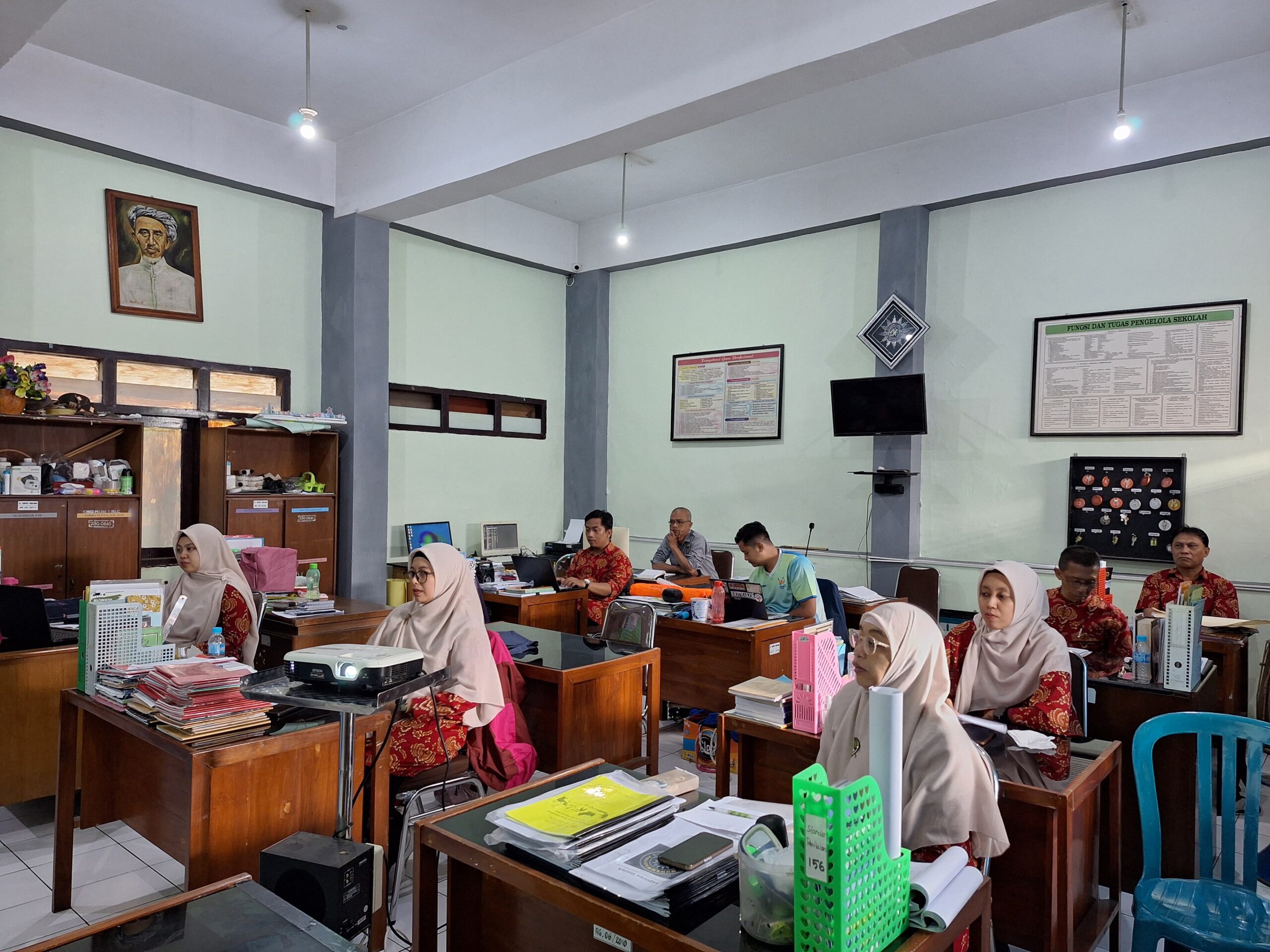 Beberapa guru SMP Muhasa sebagai peserta kegiatan pelatihan