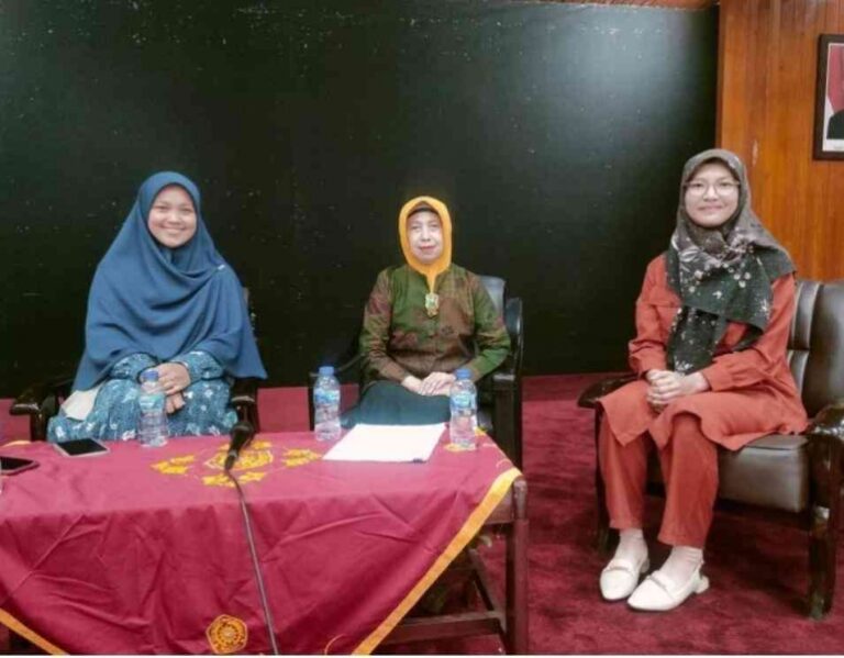 Prof. Eko bersama kedua alumni inspiratif