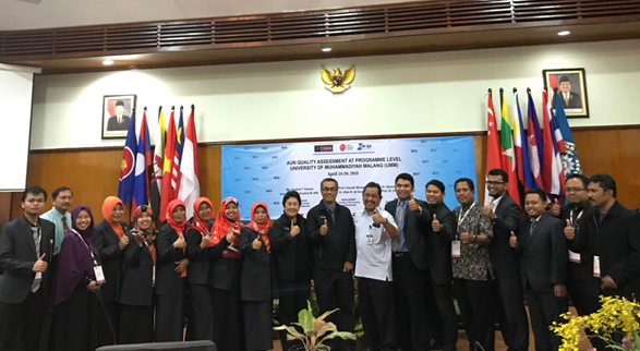 Dosen Prodi Pendidikan Biologi bersama Assessor dalam rangkaian acara penutupan 111th AUN-QA Programme Assesment di Ruang Sidang Senat UMM