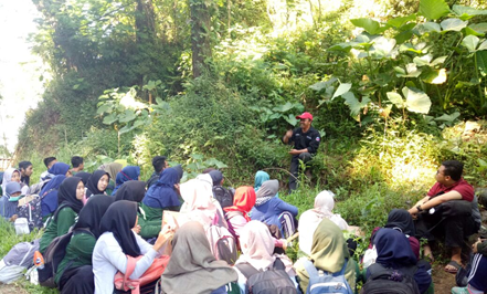Mahasiswa mendengarkan kuliah Botani yang di Bimbing Drs. Wahyu Prihanta, M.Kes
