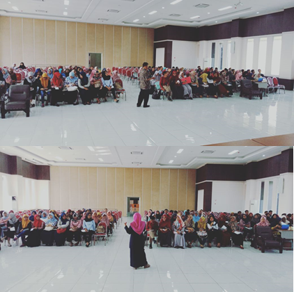 Presentasi materi oleh Dr. Iin Hindun, M.Kes dan Drs. Nurwidodo, M.Kes