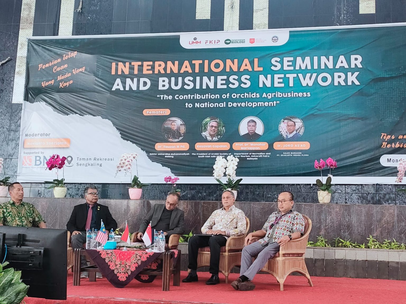 Tiga pemateri, ditemani rektor UMM selama menyampaikan materi tentang bisnis anggrek