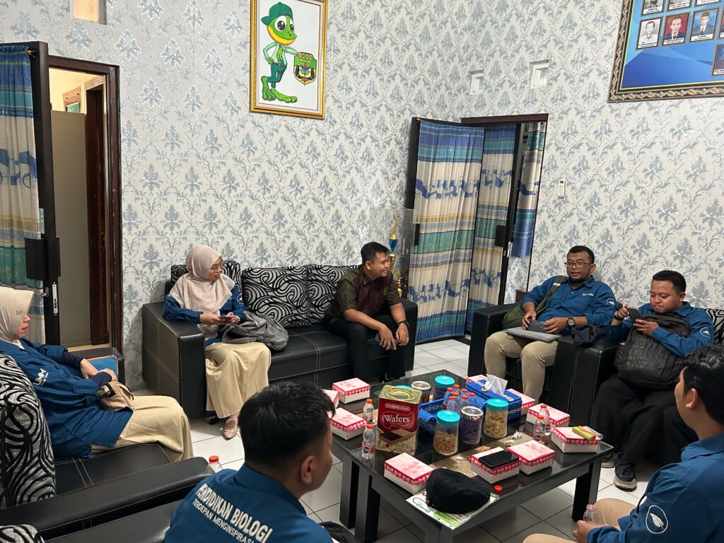 Tim PBIO UMM saat mengunjungi Sekolah di Tulungagung, Jawa Timur