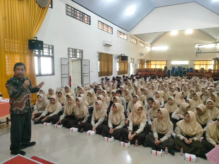 Prof. Abdulkadir Mengajar di SMAN 1 Kebumen