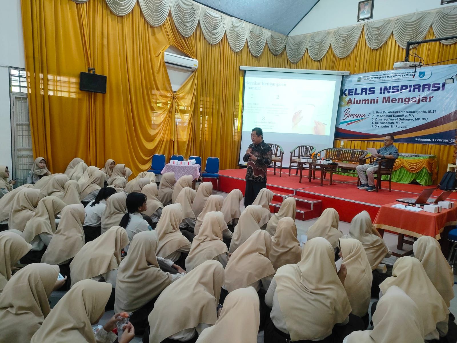 Prof. Abdulkadir Mengajar di SMAN 1 Kebumen
