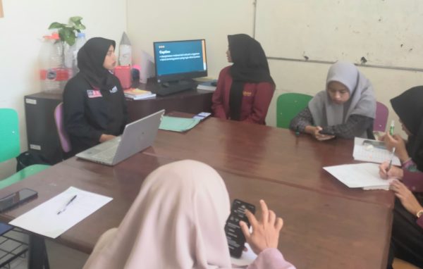 Mahasiswa PBIO UMM melangsungkan pembahasan teknik pembuatan konten dan kemasan branding sekolah