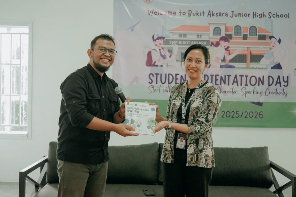 Dosen Pendamping SLT (Bapak Fuad Jaya Miharja) bersama Ibu Kepala Sekolah Bukit Aksara Junior High School
