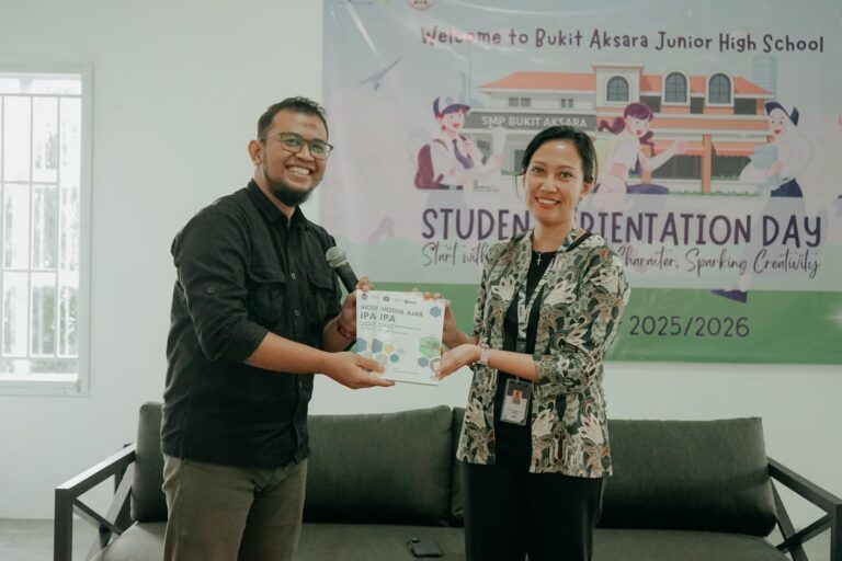 Dosen Pendamping SLT (Bapak Fuad Jaya Miharja) bersama Ibu Kepala Sekolah Bukit Aksara Junior High School