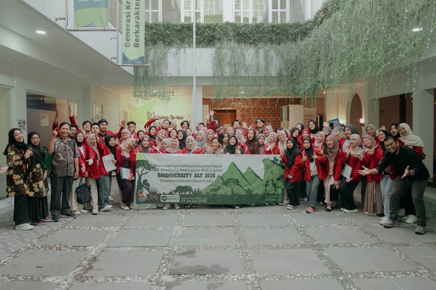 Foto bersama Mahasiswa Program Studi Pendidikan Biologi FKIP UMM saat berkunjung ke Bukti Aksara Junior High School