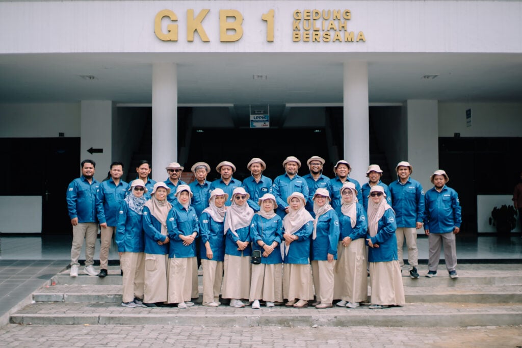 Foto bersama dosen dan tenaga kependidikan di Program Studi Pendidikan Biologi FKIP UMM
