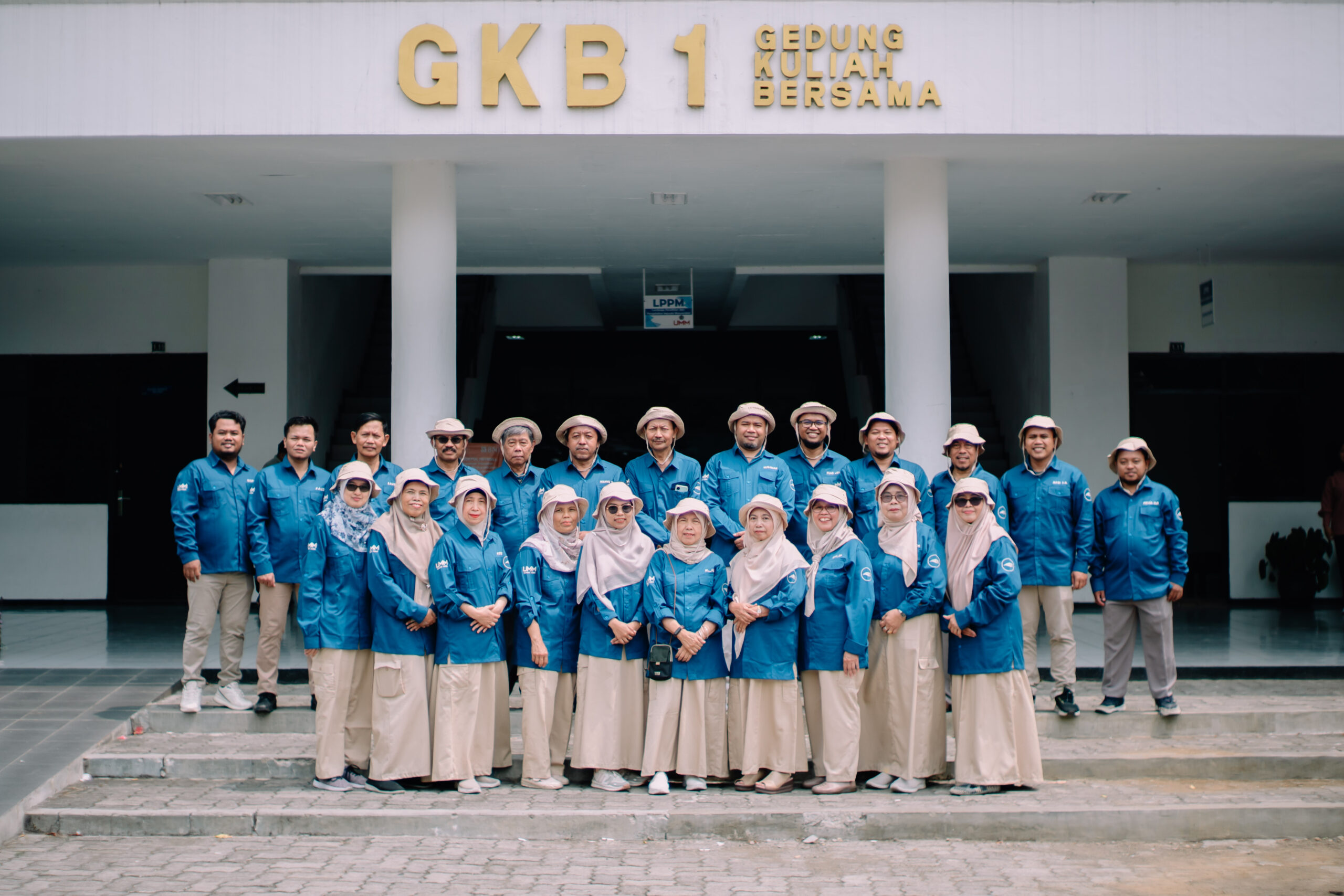 Foto bersama dosen dan tenaga kependidikan di Program Studi Pendidikan Biologi FKIP UMM