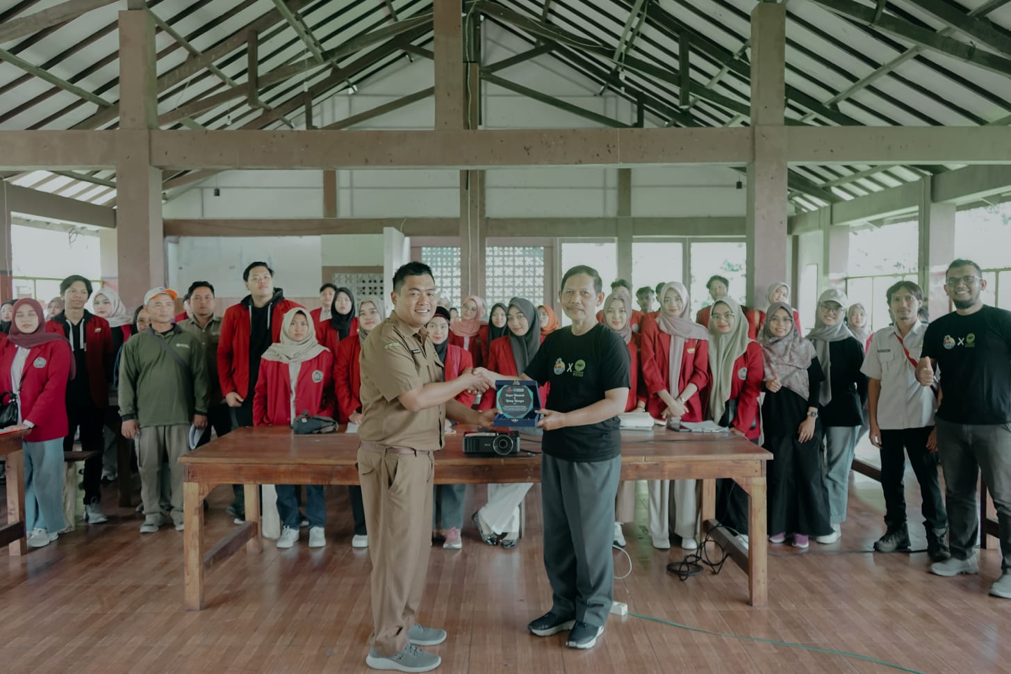 Kepala UPTD KRK (Dedi Kurniawan) bersama dosen pembimbing (Samsun Hadi)