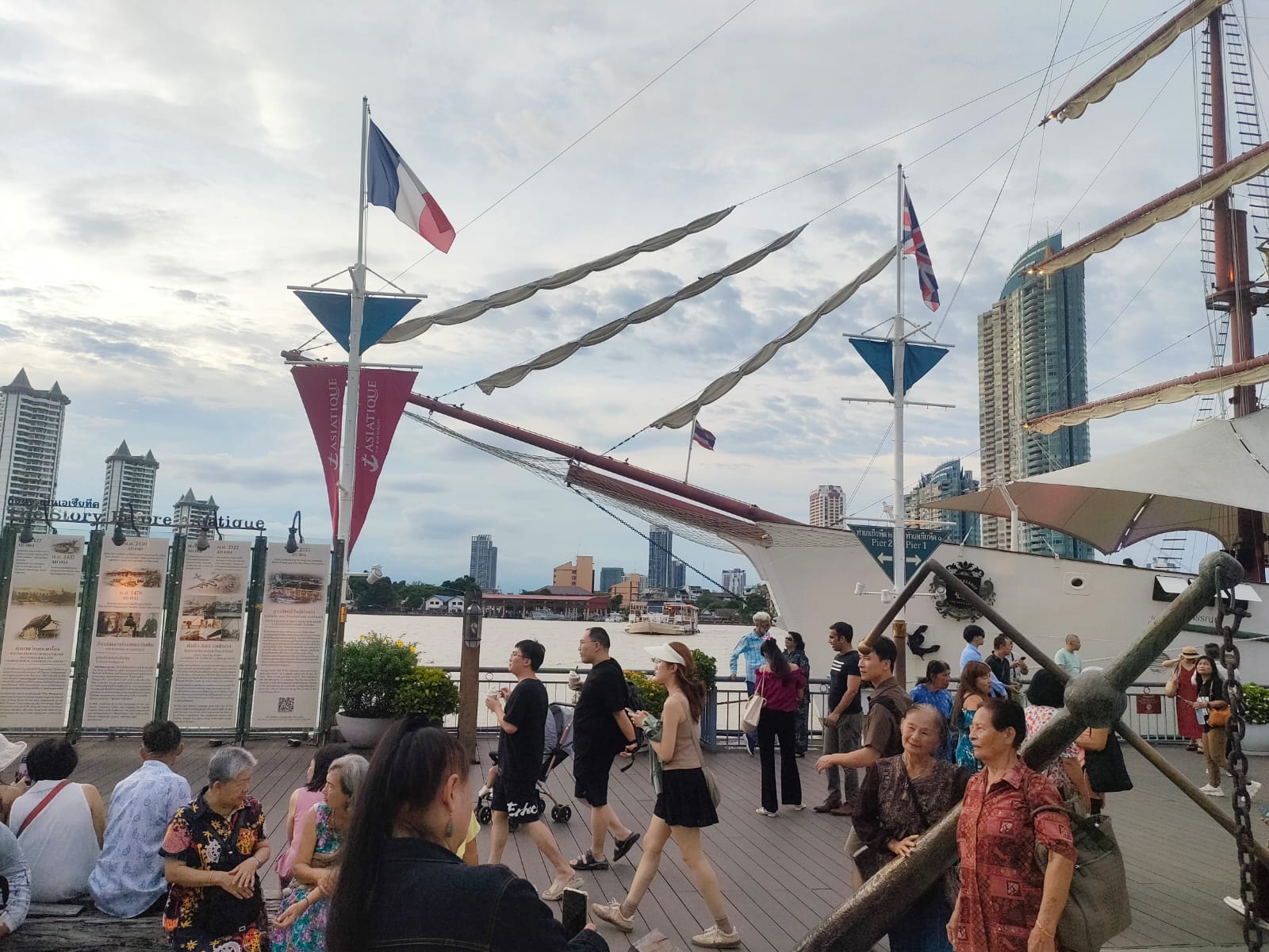 Aktivitas wisata (Cruise) di Chao Phraya Kawasan Asiatique Market