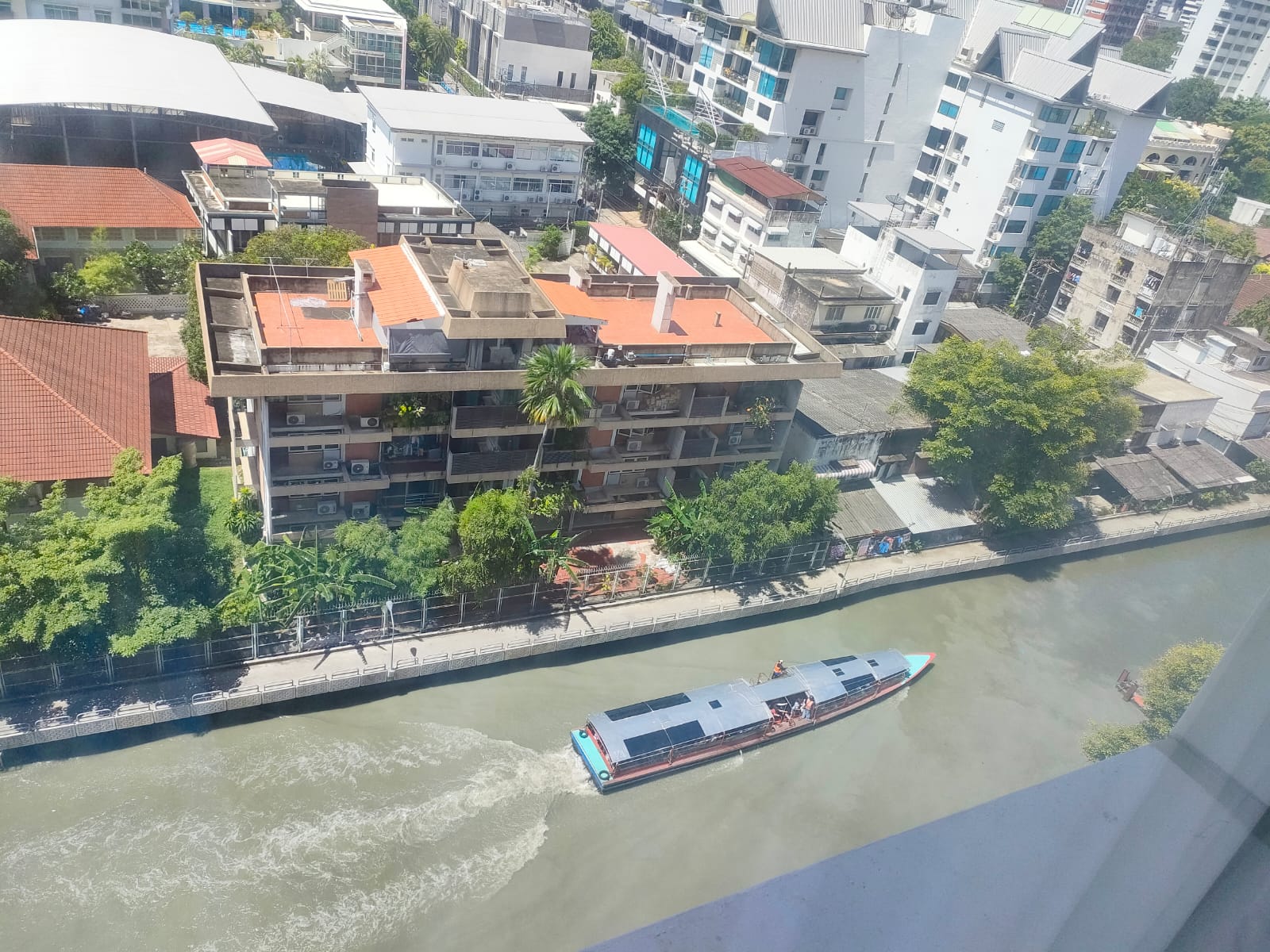 Sungai Chao Phraya membelah Kota Bangkok (Foto dari Lantai 8 Grand Mercure Bangkok)