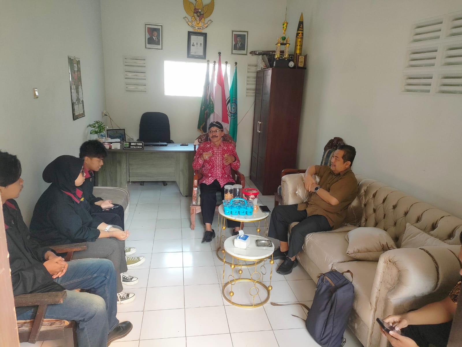 Prof. Abdulkadir koordinasi bersama tim mahasiswa dan responden penelitian.