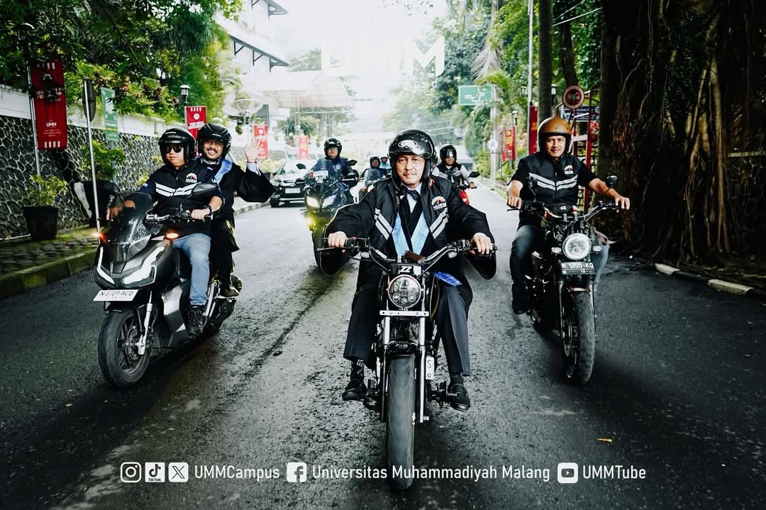 Prof. Dr. Moh Mahfud Effendi M.M. (tengah) mengendarai motor menuju tempat pengukuhan bersama rombongan MURid (Muhammadiyah University Riders)