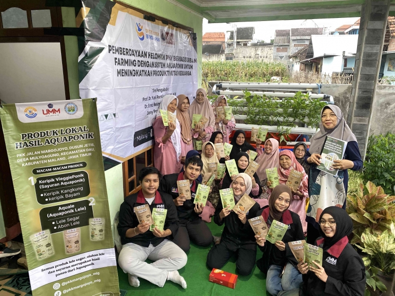 Tim dosen dan mahasiswa UMM dalam kegiatan pelatihan akuaponik di PKK Dusun Jetis
