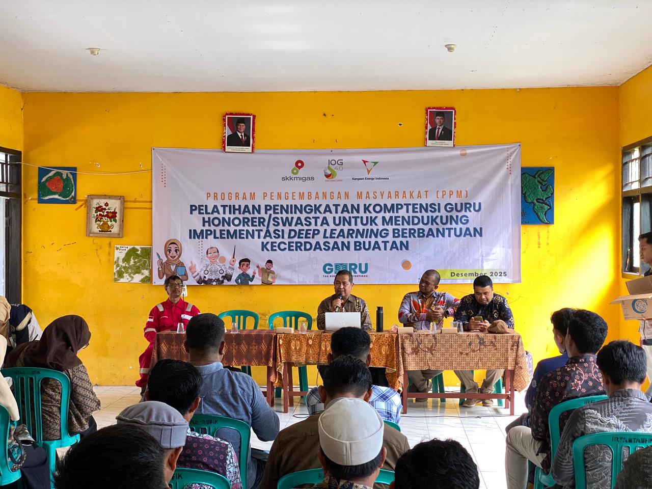 Prof Abdulkadir bersama Tim SKK Migas dan Kangean Energy Indonesia (KEI) saat memberikan materi pelatihan peningkatan kompetensi guru