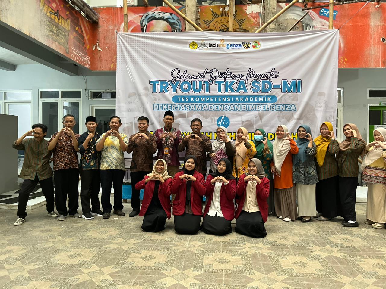 Foto bersama tim dosen pengabdi dan mahasiswa beserta guru SMPAM 3 Malang
