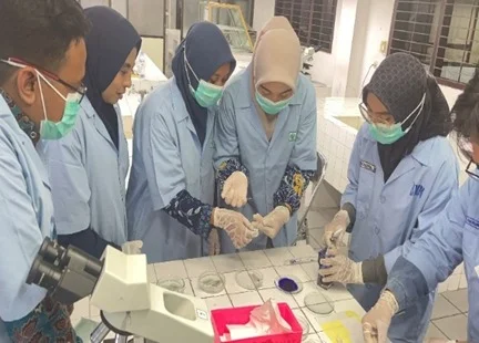 Pengabdian dosen dengan Guru IPA SMP Muhammadiyah KWB