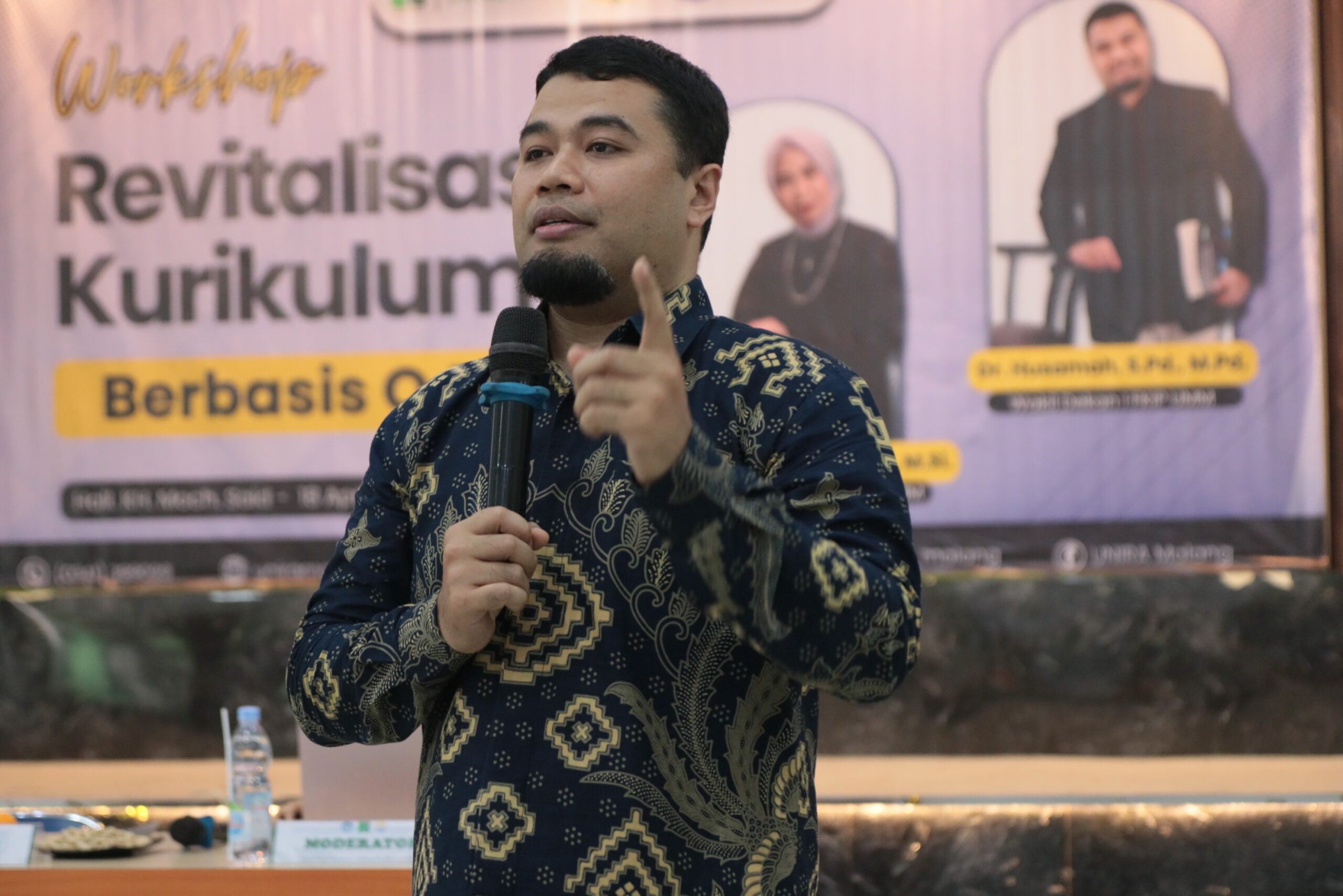Dr. Husamah, M.Pd. ketika menyampaikan materi terkait OBE