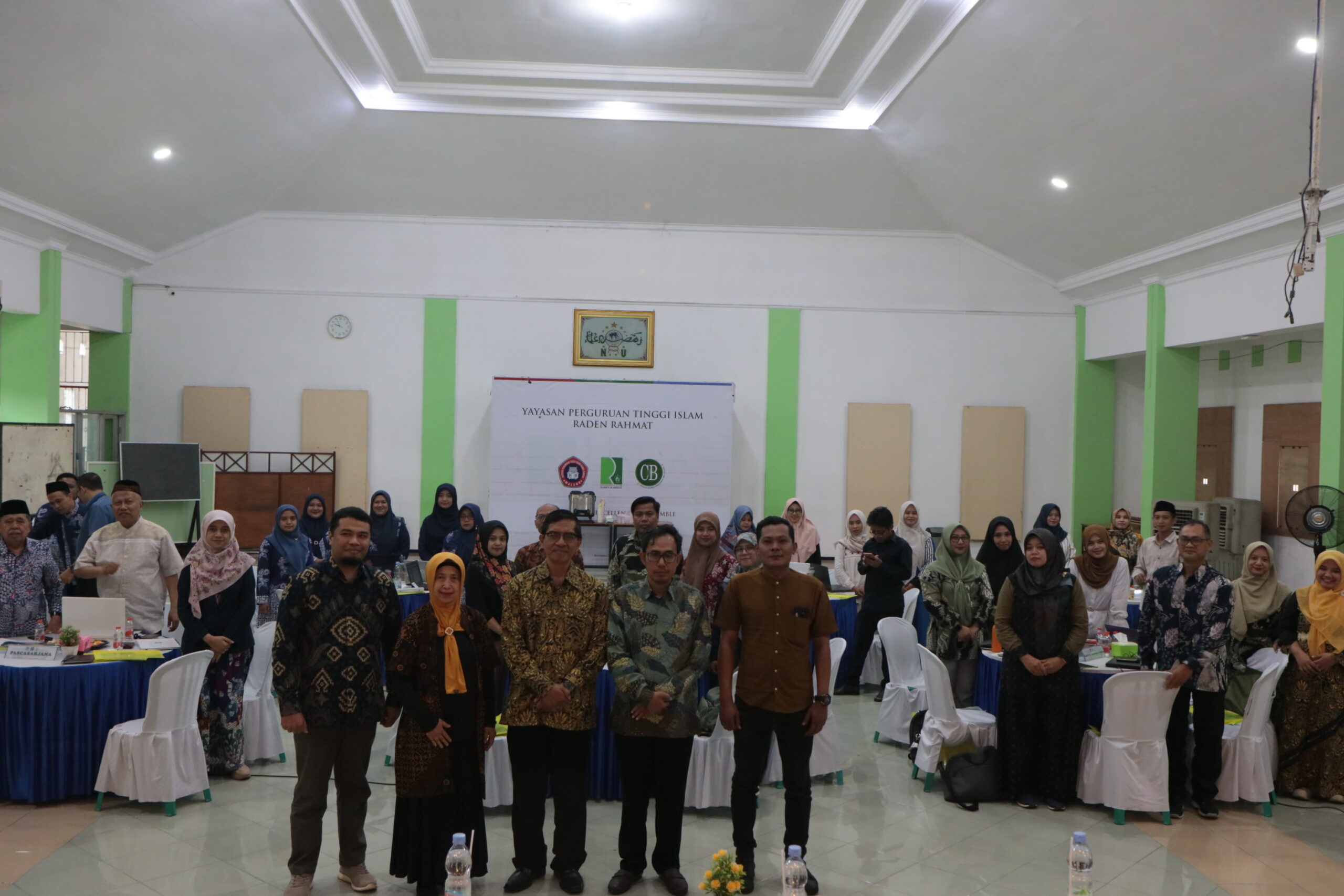 Foto bersama kegiatan revitalisasi kurikulum OBE bersama dosen UNIRA