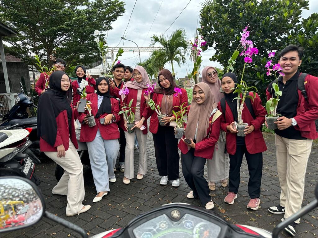 Mahasiswa Prodi Pendidikan Biologi UMM kuliah Budidaya Anggrek di DD Orchid Nursery dan mendapatkan bunga anggrek