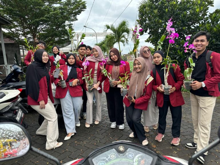 Mahasiswa Prodi Pendidikan Biologi UMM kuliah Budidaya Anggrek di DD Orchid Nursery dan mendapatkan bunga anggrek