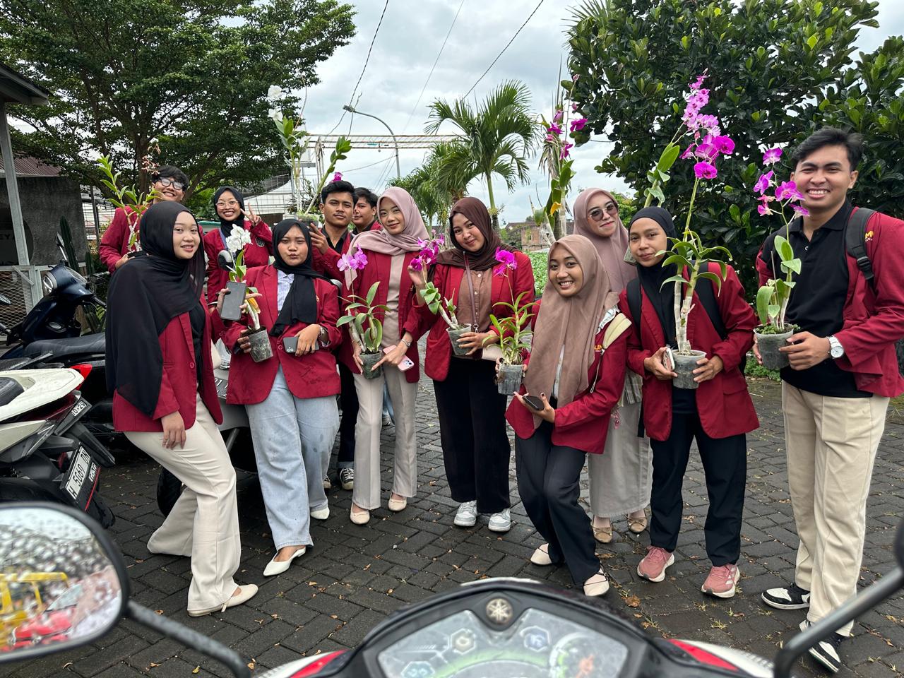 Mahasiswa Prodi Pendidikan Biologi UMM kuliah Budidaya Anggrek di DD Orchid Nursery dan mendapatkan bunga anggrek