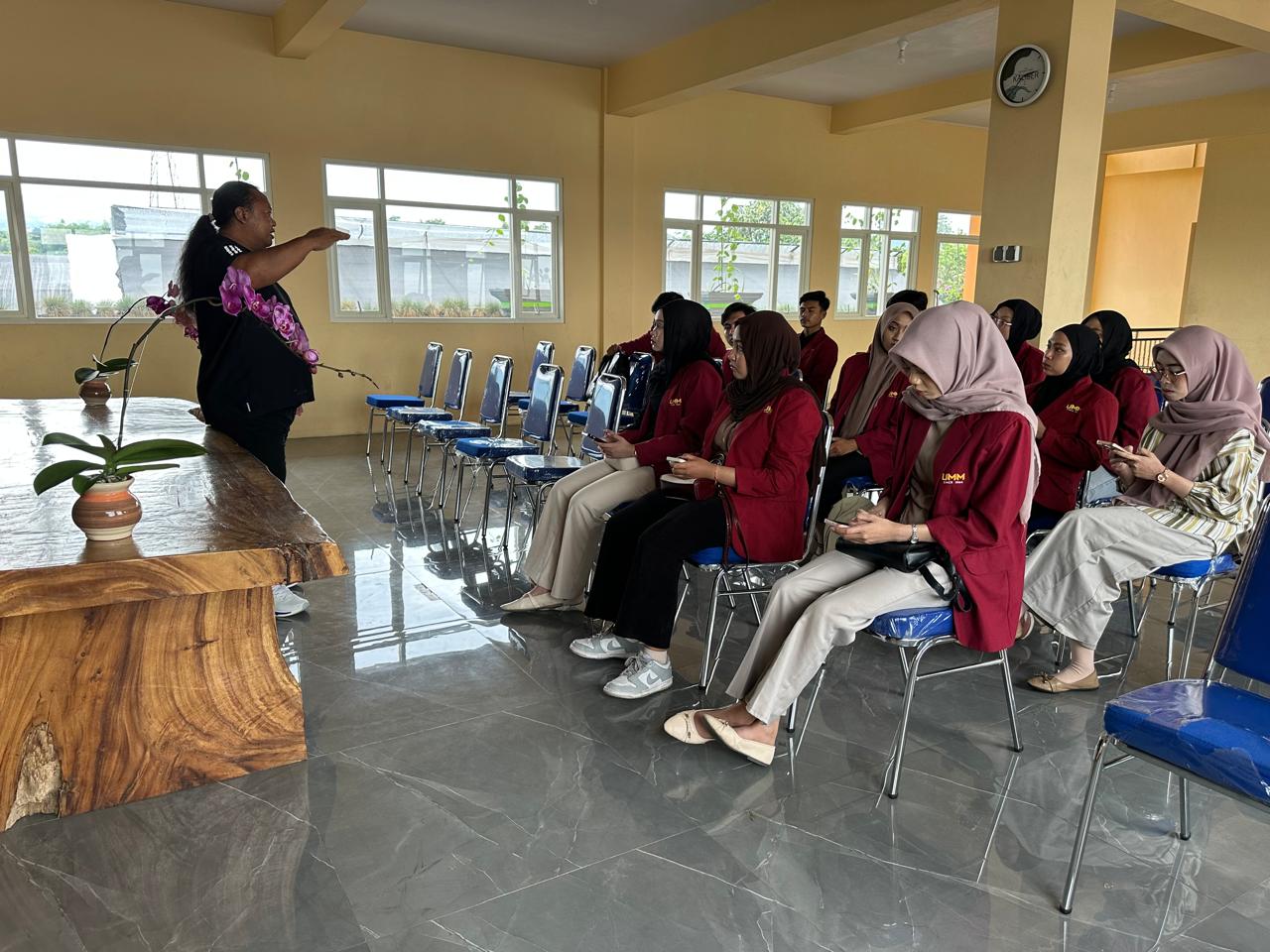 Mas Dedek sebagai praktisi dari DD Orchid Nursery saat memberikan kuliah Budidaya Anggrek mahasiswa Prodi Pendidikan Biologi UMM