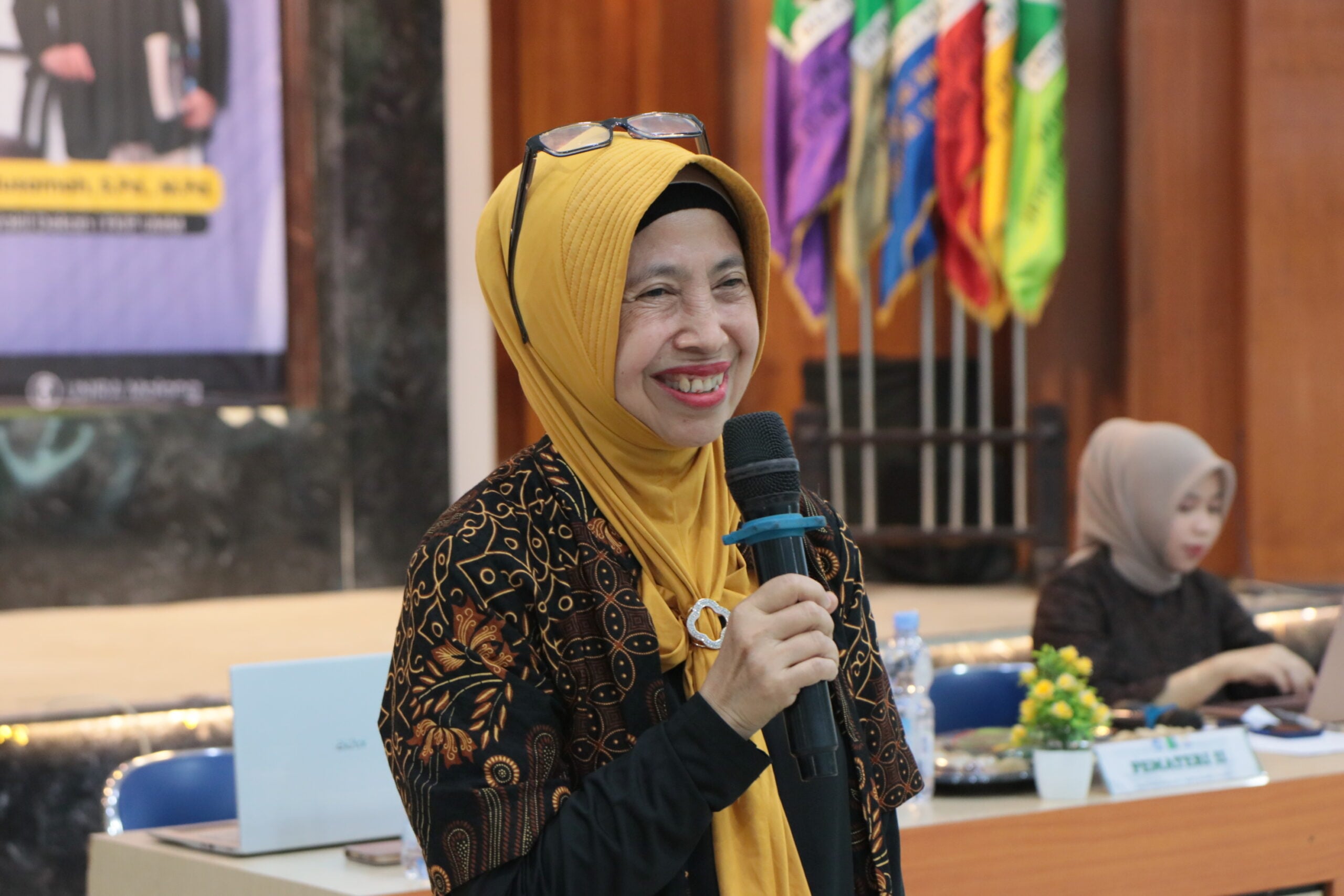 Prof. Dr. Eko Susetyarini, M.Si. ketika memberikan materi kurikulum OBE