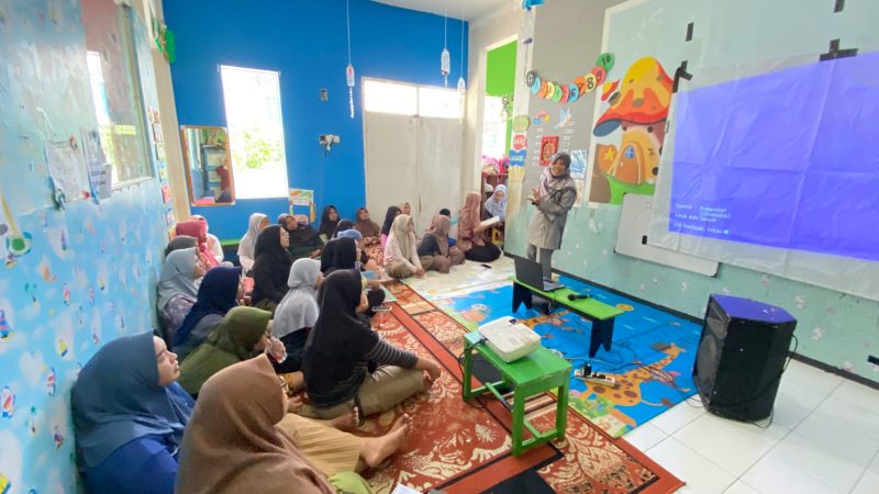 Dr. Nurul Mahmudati, M.Kes sedang memberikan pendampingan di TK ABA 20 Dau