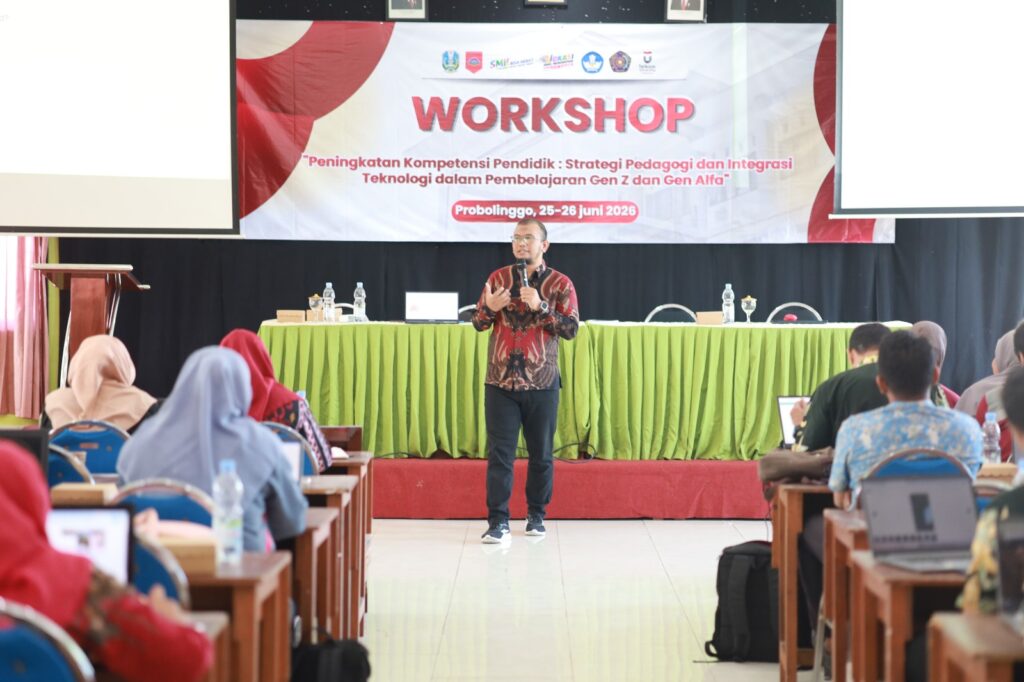Fuad Jaya Miharja, sedang menjadi narasumber di SMKN 2 Probolinggo