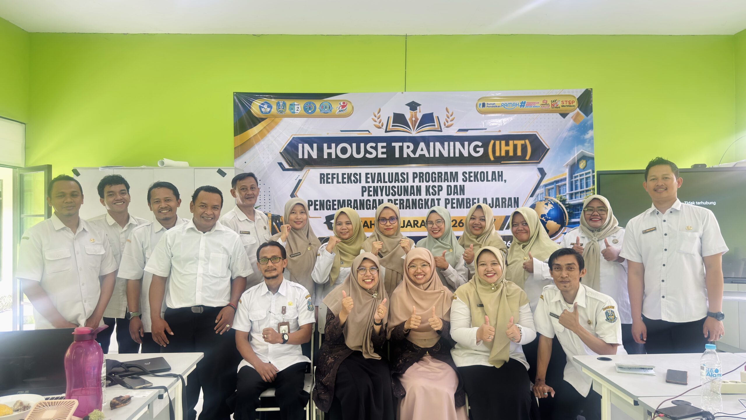Foto bersama peserta kegiatan IHT SMAN 2 Kraksaan Probolinggo bersama dosen UMM