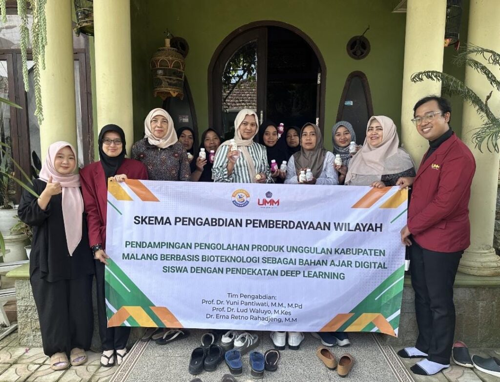 Prof. Dr. Yuni Pantiwati, M.M., M.Pd. foto bersama peserta kegiatan pengabdian di Pujon