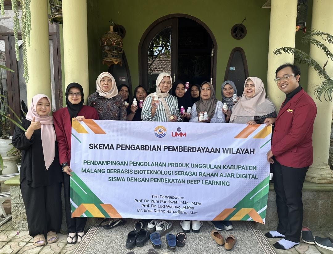 Prof. Dr. Yuni Pantiwati, M.M., M.Pd. foto bersama peserta kegiatan pengabdian di Pujon